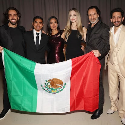 De izquierda a derecha, Patricio Jos Campos, Jorge Antonio Guerrero, Salma Hayek, Angelina Jolie, Demin Bichir y Juan Minujn, durante el estreno de 'Without Blood' en el Toronto International Film Festival 2024. 