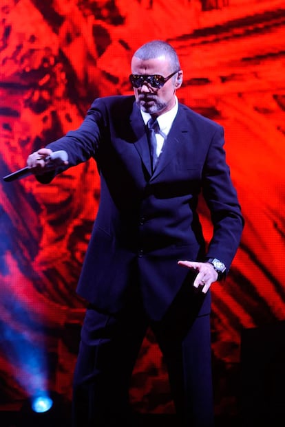 George Michael ha vivido el sida muy de cerca, y hoy es uno de los grandes abanderados del activismo contra esta enfermedad. Aquí le vemos actuando en la Royal Opera House de Londres en un acto a favor de la fundación de Elton John.