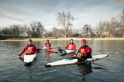 Miembros de kayak polo en el lago, de izquierda a derecha, Rodrigo del Campo, Víctor Sánchez, Carlos Agüero y Diego Guinot.