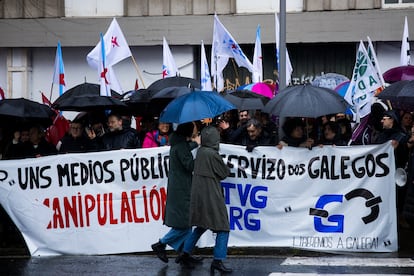 Concentración de opositores a la nueva ley de medios públicos que impulsa la Xunta, en Santiago este martes ante el Parlamento gallego.