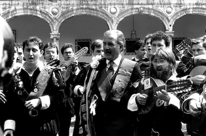 Carlos Fuentes canta con la tuna en la Universidad de Alcalá, en abril de 1988, tras la entrega del Premio Cervantes.