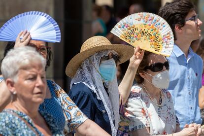 Varias mujeres se protegen del sol, el domingo en Zaragoza, donde aún se mantiene el aviso amarillo por calor.