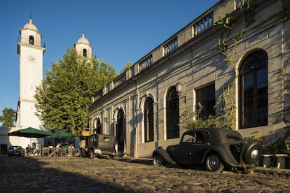 El barrio histórico de Colonia del Sacramento (Uruguay) muestra calles empedradas, angostas y de piedra, y viviendas y edificios que mezclan los estilos portugués, español y post-colonial. Se recomienda pasear por su muralla del siglo XVIII o recorrer sus avenidas en un automóvil antiguo. Por la noche, en la hora bruja, el empedrado de las calles se ilumina sutilmente con farolas, mientras aparecen grupos de música en vivo y gente bailando entre los coches que permiten se transportado a otra época.