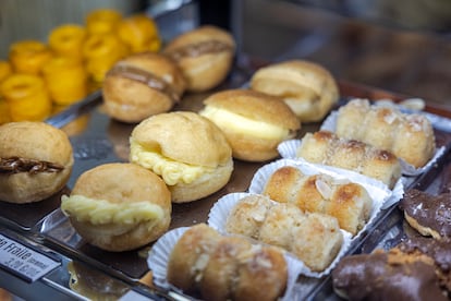 De izquierda a derecha, rosquillas de Alcalá, pelotas de fraile de Chinchón y aguamaniles de Alcorcón.