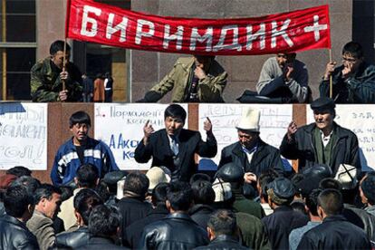 Un grupo de manifestantes protesta hoy por la creación de un nuevo Parlamento en la plaza central de Bishkek.