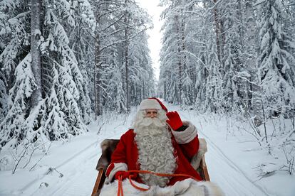 Un hombre disfrazado de Santa Claus se prepara para la Navidad en el Círculo Polar Ártico en Rovaniemi (Finlandia), el 15 de diciembre de 2016.