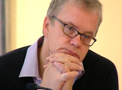 Tim Robbins ha presentado en el Teatro María Guerrero de Madrid la adaptación de la obra <i>1984</i> de George Orwell, un montaje que interpreta su compañía The Actors' Gang. El actor se ha mostrado contundente al afirmar que "con Obama hay menos criminales en la Casa Blanca", a la vez que confesaba sentirse feliz de poder traer a España esta producción estrenada en 2006. La obra estará en cartel del 24 al 27 de septiembre dentro del ciclo <i>Una Mirada al Mundo</i>, del Centro Dramático Nacional.