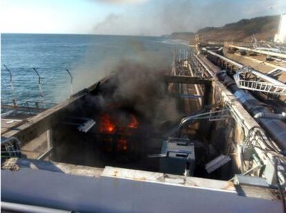 A causa de un nuevo terremoto sufrido esta mañana en la zona, se ha desatado un incendio en un edificio cercano al drenaje de agua en la central de Fukushima, que ha sido rápidamente sofocado. La imagen ha sido facilitada por la planta operadora de la central, Tepco.