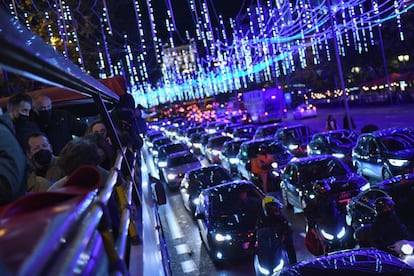 Una de las maneras más cómodas para no perderse ninguno de los puntos más especiales de la iluminación navideña es recorrer la ciudad con el bus Naviluz. En la foto, varios pasajeros el primer dí­a de la puesta en marcha del servicio.