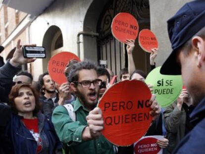 Un grupo de personas es frenado por la polic&iacute;a durante la protesta en las cercan&iacute;as de la casa de Montoro.