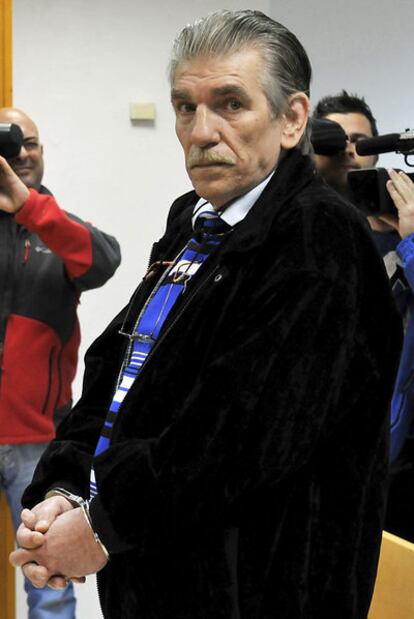 Con corbata y chaqueta negra, Francisco Miguel Montes Neiro el día que el Tribunal Supremo examinaba su causa en abril de 2011.