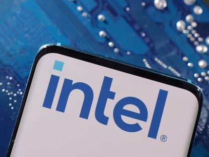 Logo de Intel en un teléfono móvil.