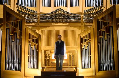 Benjamin Alard agradece desde la galería del órgano los aplausos del público al final de su concierto matinal del sábado.