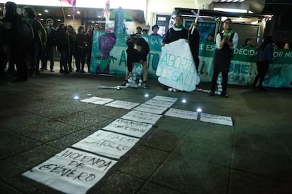 Decenas de mujeres realizan una manifestación el viernes en la tradicional Plaza Italia de Santiago a favor del aborto