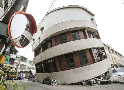 Tanto el ministro del Interior, Chen Wei Zen, como el alcalde de Tainan, Lai Chin-te, han afirmado que se abrirá una investigación sobre la responsabilidad en el derrumbe del edificio, que terminó de construirse en 1994. En la imagen, vehículos aplastados debajo de un edificio dañado por el terremoto que sacudio Tainan (Taiwán).