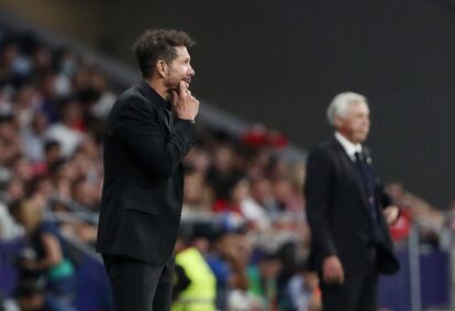 Diego Pablo Simeone, durante el partido frente al Real Madrid este domingo, con Carlo Ancelotti de fondo.