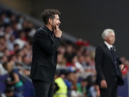 Diego Pablo Simeone, durante el partido frente al Real Madrid este domingo, con Carlo Ancelotti de fondo.