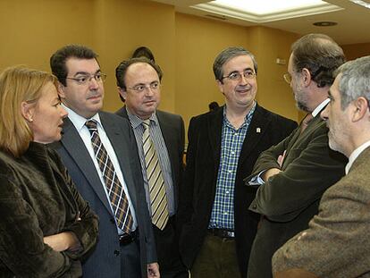 De izquierda a derecha, Gloria Rivero (PSOE), Jordi Jané (CiU), Josep María Guinart (CiU), Joan Puig (ERC), Álvaro Cuesta (PSOE) y Gaspar Llamazares (IU), miembros de la comisión de investigación del 11-M.