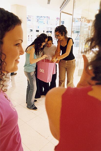 <b>Sara Vila (18 años), estudiante.</b>
Una tarde perfecta para Sara transcurre en el centro comercial. Salir de compras "o a ver escaparates y probarme ropa con mis amigas". "Cuando me agobio, me voy de tiendas". Suele gastar hasta 50 euros en compras ocasionales, por impulso. Para ella es como una terapia. "Me siento más relajada y tranquila", argumenta. Aunque comprar también le provoca problemas: "Intento ahorrar, pero me cuesta mucho porque, cuando veo algo que me gusta, temo que se agote y le pido dinero prestado a mi madre para comprármelo".