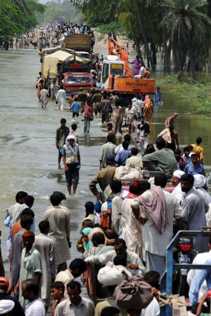 Vecinos del pueblo de Bassera, en la provincia de Punjab, regresan a casa, al cesar las lluvias, el 20 de agosto. Las inundaciones han sido las mayores en la historia del país.