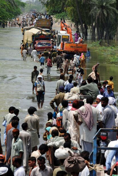 Vecinos del pueblo de Bassera, en la provincia de Punjab, regresan a casa, al cesar las lluvias, el 20 de agosto. Las inundaciones han sido las mayores en la historia del país.