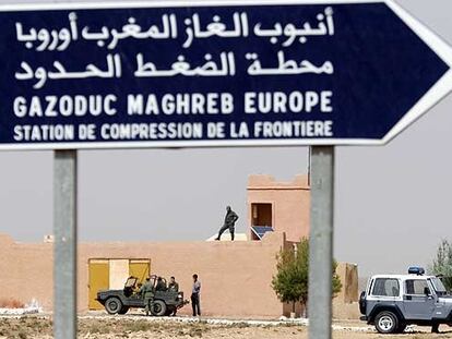 Militares marroquíes custodian el gasoducto Duran Farrell cerca de la frontera con Argelia.