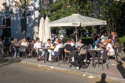 Una terraza de Madrid durante el apagón del lunes.