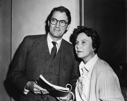 O ator Gregory Peck com Harper Lee, na época da adaptação do romance no cinema.