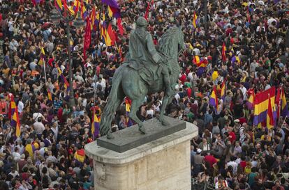 La manifestación en Sol con la estatua de Carlos III en primer término.
