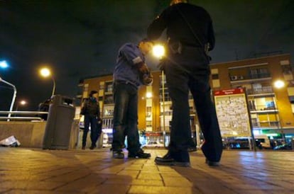 Un policía pide los papeles a un inmigrante a la entrada del metro de Oporto.