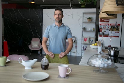 Carlos Navarro, en su tienda de muebles, azulejos y material de construcción Rufino Navarro, en Madrid