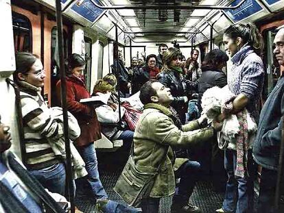 Dos actores interpretan un sainete en un vagón de Metro de Madrid para promocionar el Ayuntamiento. Los pasajeros no saben si la escena es o no real. Una campaña de la agencia MarketingVivo.