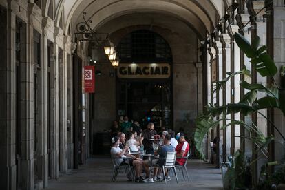 Turistas llenan las terrazas de la plaza Real, en Barcelona.