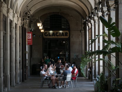 Turistas llenan las terrazas de la plaza Real, en Barcelona.