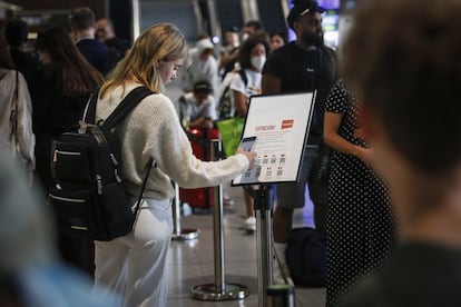 Una pasajera escanea un código QR de información durante la huelga de trabajadores de EasyJet y Ryanair, el pasado 15 de julio en el aeropuerto de El Prat.