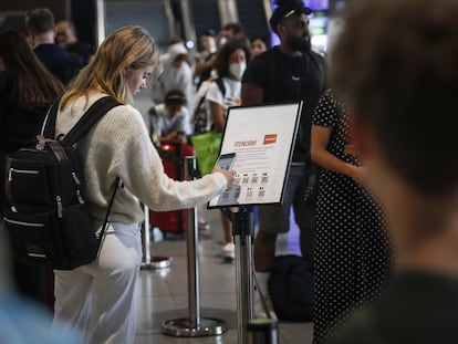 Una pasajera escanea un código QR de información durante la huelga de trabajadores de EasyJet y Ryanair, el pasado 15 de julio en el aeropuerto de El Prat.