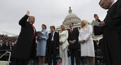 Donald Trump jura su cargo como presidente de los Estados Unidos ante el juez John Roberts, presidente del Tribunal Supremo, mientras su mujer, Melania, sostiene la Biblia, en presencia de sus hijos Barron, Ivanka, Eric y Tiffany, en el Capitolio, en Washington.