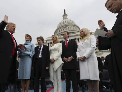 Donald Trump jura su cargo como presidente de los Estados Unidos ante el juez John Roberts, presidente del Tribunal Supremo, mientras su mujer, Melania, sostiene la Biblia, en presencia de sus hijos Barron, Ivanka, Eric y Tiffany, en el Capitolio, en Washington.