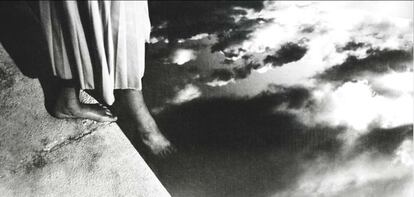 Un pie que se sumerge en los cielos. Otra imagen onírica, sin título, de Silvia Grav.