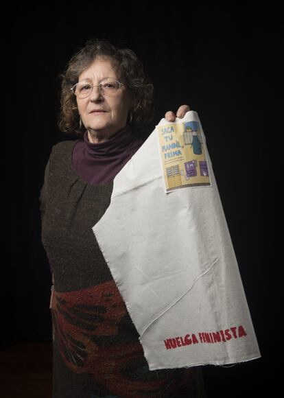 Julia Castellano, de 71 años, está jubilada. Volvió a sus orígenes, en Aldeanueva del Camino, después de vivir y trabajar 42 años como cocinera en un restaurante en Madrid. Siempre le han molestado mucho las injusticias, como que en su profesión los hombres ganen más que las mujeres por el mismo trabajo. En su casa el trabajo doméstico recaía sobre ella, pero a su hijo le educó en la igualdad. "Yo estaba muy quemada", cuenta. Su cabreo venía de lejos porque sus hermanos tampoco hacían nada en casa y ella y sus hermanas trabajaban tanto dentro como fuera. "Hay que concienciar a la sociedad de que somos iguales", con más fuerza que hasta ahora, dice. Por eso, hará huelga, "sin lugar a dudas".