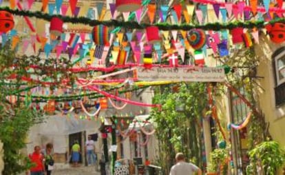 Calle de la Morería engalanada para las fiestas.