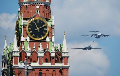 El jefe de Estado ruso ha pedido al mundo que no olvide el "sacrificio" de los rusos y ha asegurado que el "mayor peso de la guerra contra el nazismo" recayó "en el pueblo soviético". En la imagen, un avión cisterna Ilyushin Il-78 y un bombardero estratégico Tupolev Tu-160 vuelan sobre la Plaza Roja de Moscú.