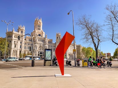 La nueva imagen de Ifema instalada desde el pasado viernes en el paseo de Recoletos, junto a Cibeles.