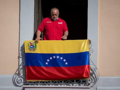 Diosdado Cabello observa una marcha chavista contra las sanciones, este lunes en Caracas.