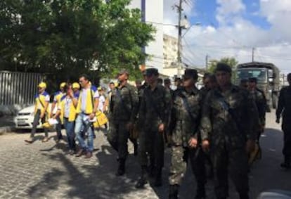 Homens do Exército acompanham trabalhos de combate ao Aedes Aegypti.