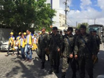 Homens do Exército acompanham trabalhos de combate ao Aedes Aegypti.