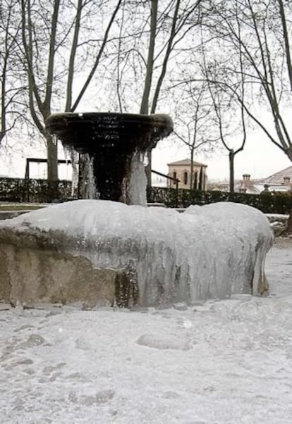 En Segovia el hielo también ha estado presente en la mañana del viernes, que ha sido casi tan fría como las anteriores. La imagen ha sido capturada a las 11.30. (AURELIANO MARTÍN)