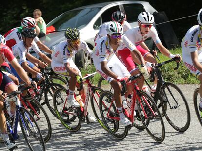 Egan Bernal, en el centro, y, a su rueda, Daniel Martínez en el Tour del Porvenir de 2017.