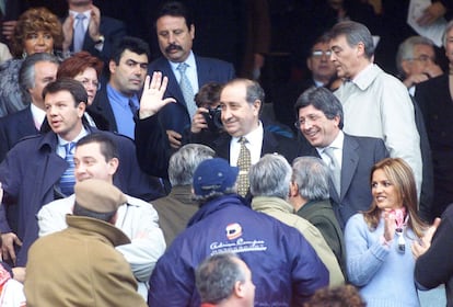 Semifinales de la Copa del Rey (12/2/2000). Atlético de Madrid 3 - Barcelona 0. El presidente atlético, Jesús Gil y Gil ( en el centro rodeado de familiares y amigos) , vuelve al palco del estadio Vicente Calderón tras el fin de la administración judicial por el " Caso Atlético" , aunque se mantuvo la intervención judicial.