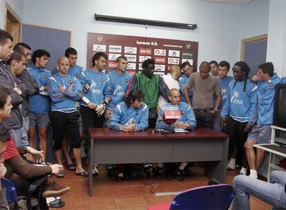 La plantilla del Levante, ayer durante la rueda de prensa en la que anunció su huelga.